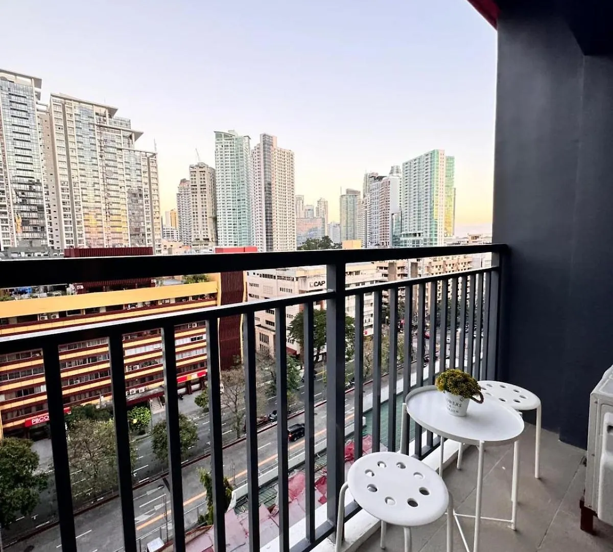Apartment Mjm Cityscape At Red Residences Manila